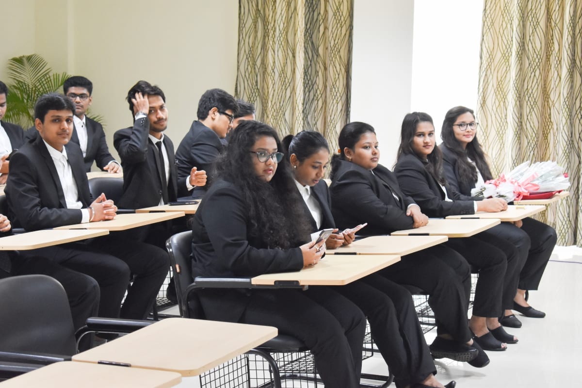 LLB as a Career in India – Upholding Justice and Managing Jarred Social Situations